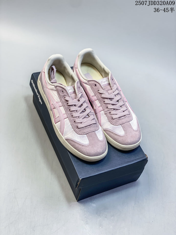 Onitsuka Tiger Tokuten Low-Top Sneakers in Pink