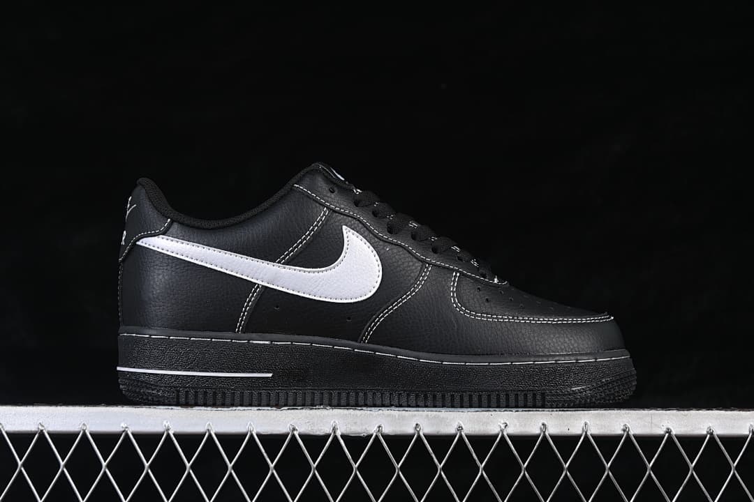 Nike Air Force 1 '07 Low Black and White Sneakers ZH0316-154