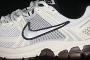 Nike Zoom Vomero 5 Sneaker FJ2028-001 in White and Grey
