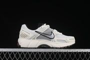 Nike Zoom Vomero 5 Sneaker FJ2028-001 in White and Grey