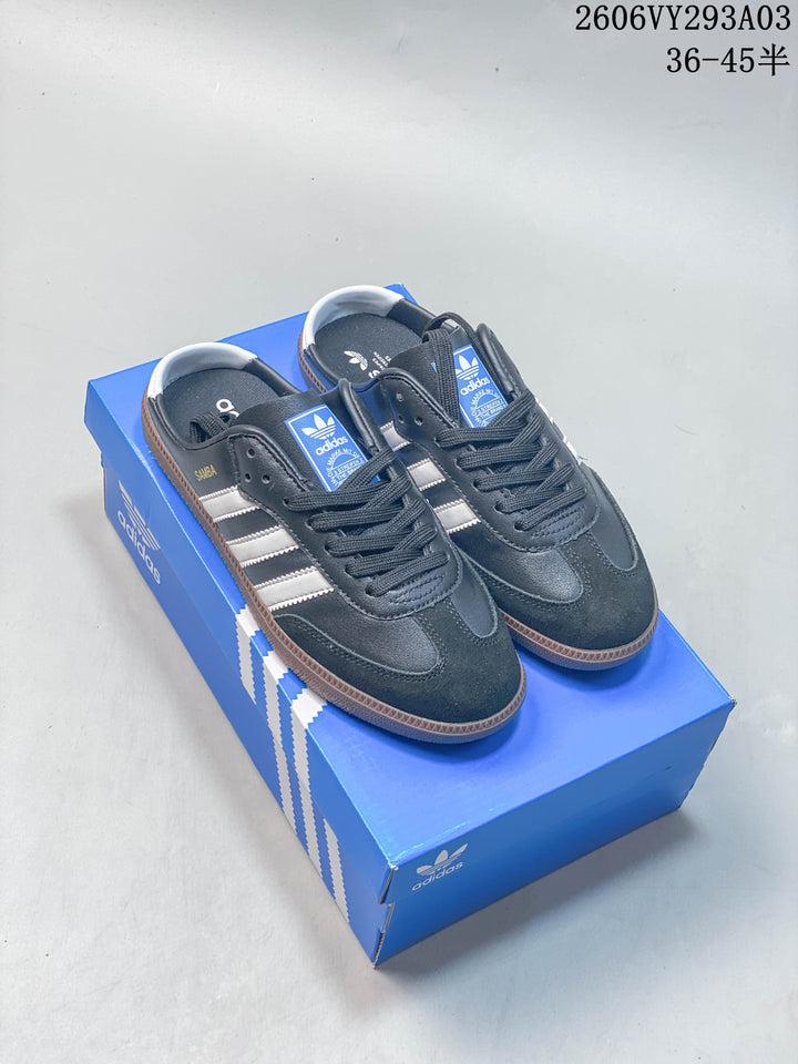 Adidas Samba Low-Top Sneakers in Navy and White KI5935
