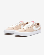 NIKE SB ZOOM BLAZER LOW PRO GT - BIOBEIGE/ WHITE/ GYMRED